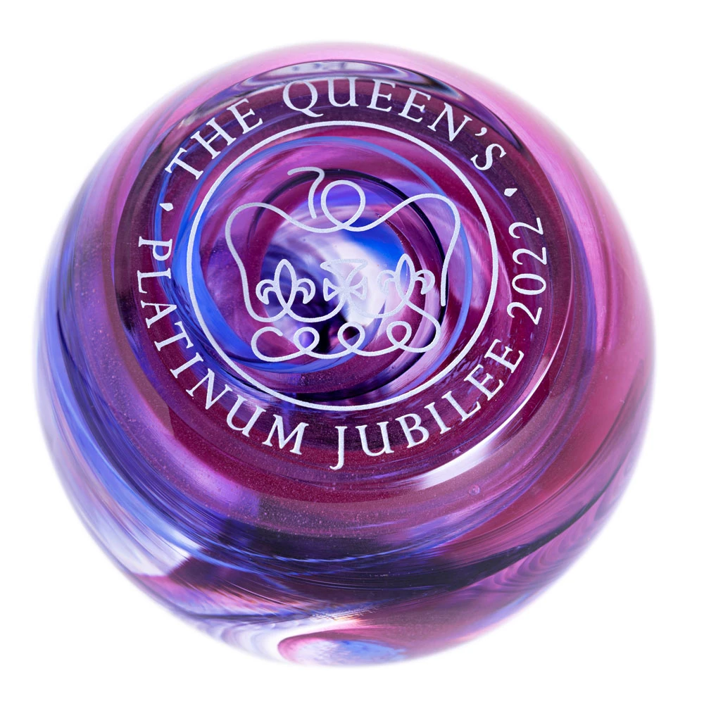 Queen's Platinum Jubilee Paperweight - 10 - 14 Day Delivery 3 Queen's Platinum Jubilee Paperweight - 10 - 14 Day Delivery - Image 3